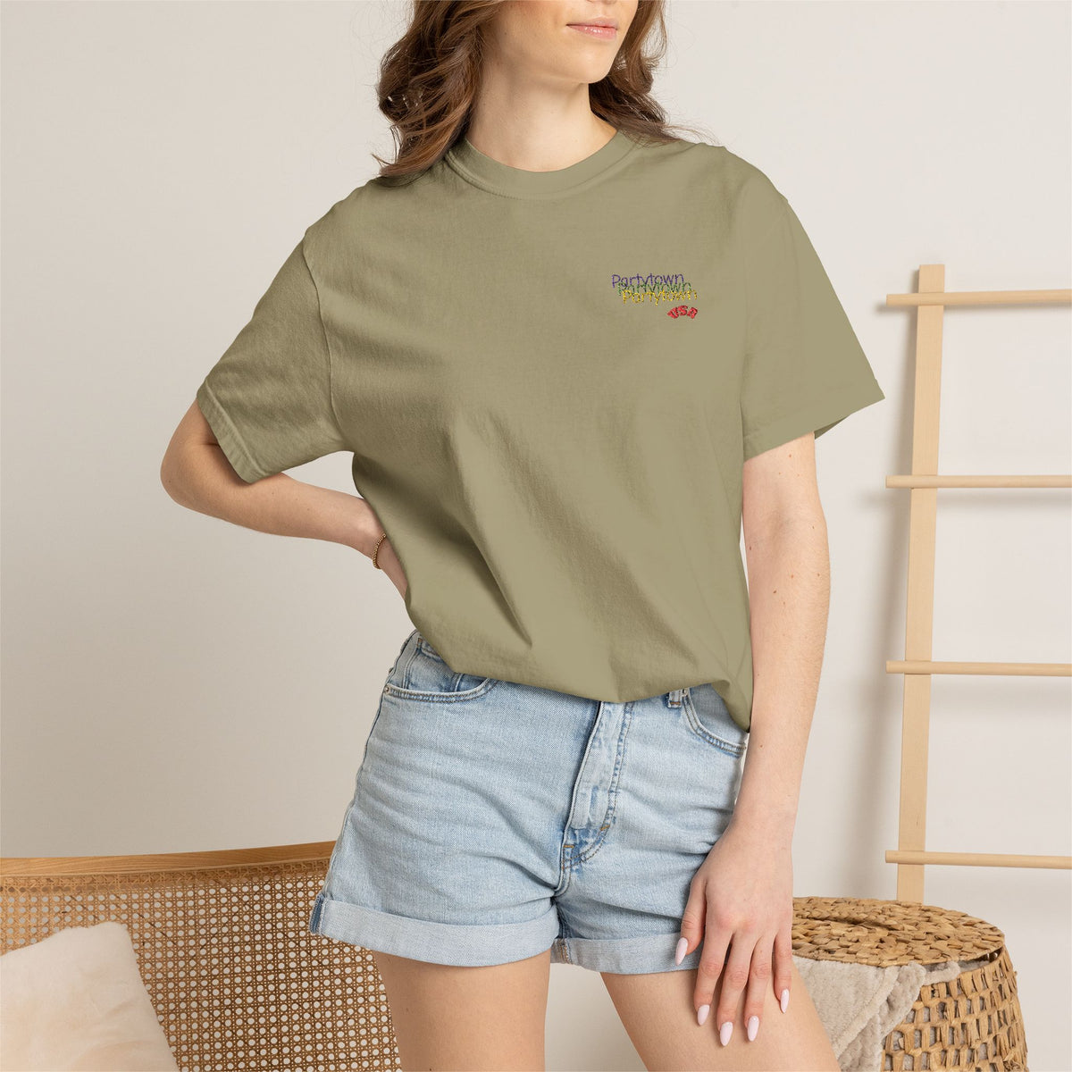 T-Shirt — Minimal ‘Good Vibes’ Floral Script Chest Logo