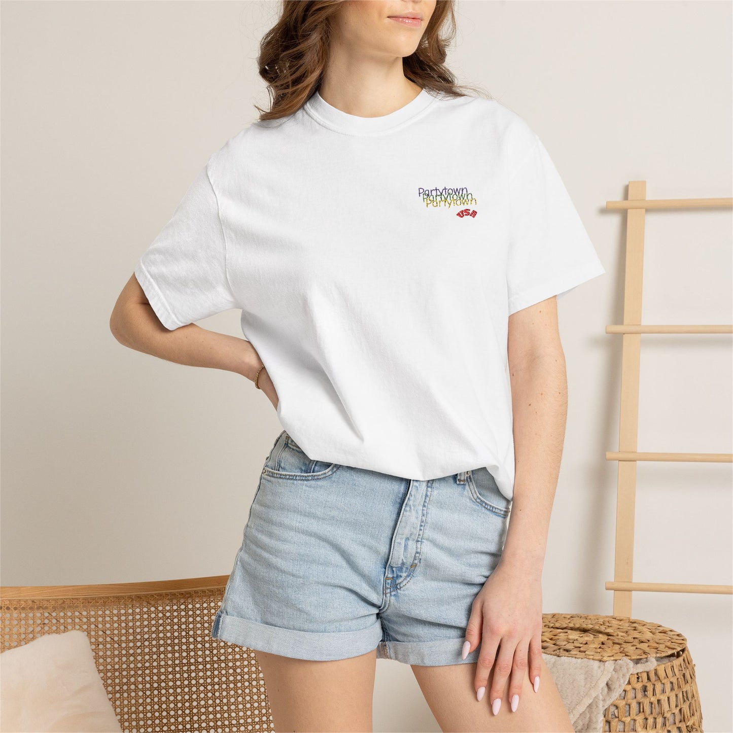 T-Shirt — Minimal ‘Good Vibes’ Floral Script Chest Logo